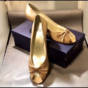Stuart Weitzman Gold Satin Pump w Rhinestones. Sz9